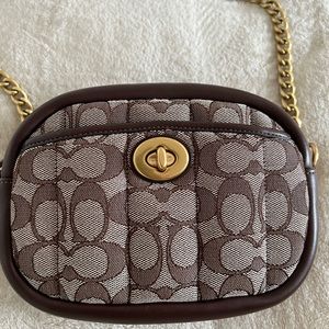 Coach Small Camera Bag In Signature Jacquard With Quilting
Brass/Oak Maple